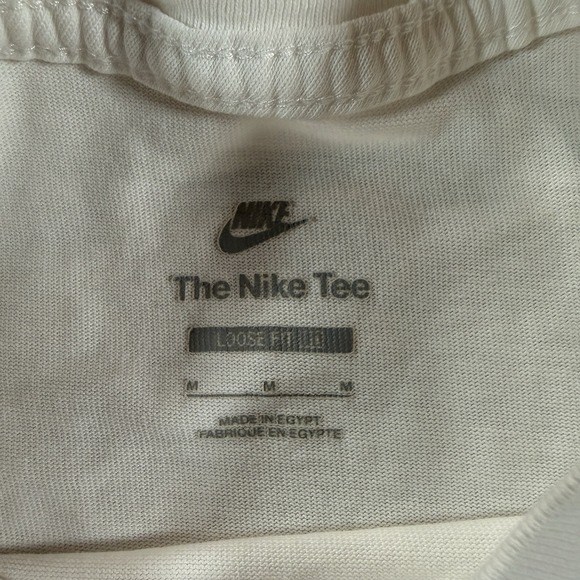 Nike Women's M Cropped White T-Shirt The Nike Tee Swoosh Logo Cotton Minimalist - Picture 2 of 8